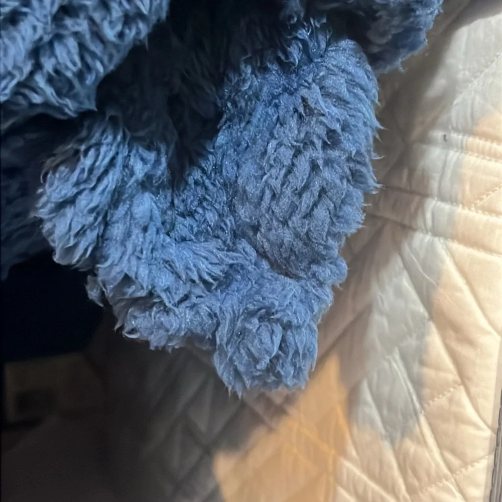 DKNY Pinsonic Sherpa Full / Queen Blanket blue 90”x90” polyester new